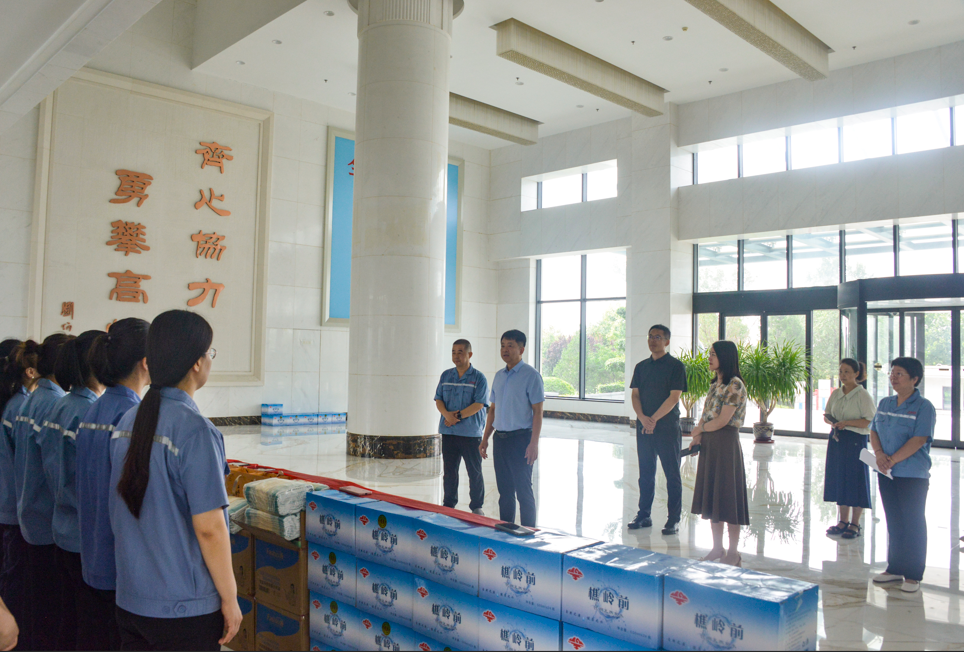 臨淄區(qū)總工會(huì)到齊峰開展 “夏送清涼” 慰問活動(dòng)